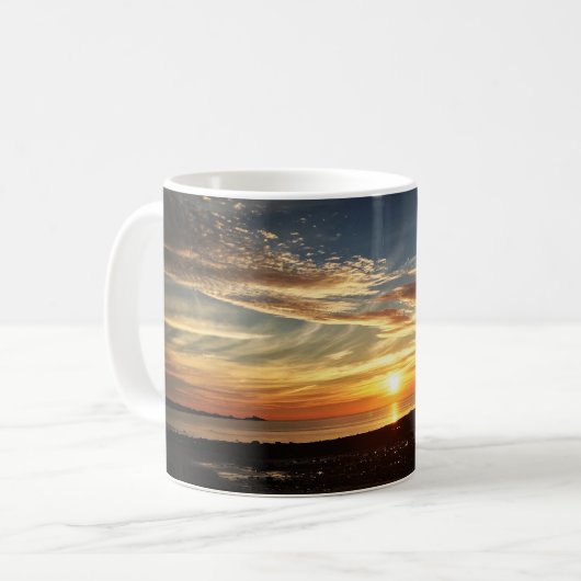 ヨーク、メインの長い砂のビーチの日の出のコーヒーカップ コーヒーマグカップ (正面左)