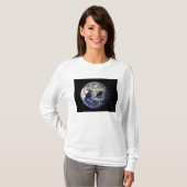 ヨーロッパとアジアを示す地球 Tシャツ (正面フル)