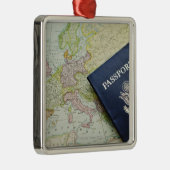 ヨーロッパの地図にあるパスポートのクローズアップ メタルオーナメント (右)
