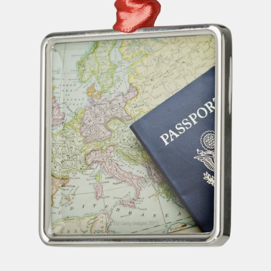 ヨーロッパの地図にあるパスポートのクローズアップ メタルオーナメント (左)