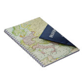 ヨーロッパの地図に横たわるパスポートの閉鎖 ノートブック (右側)