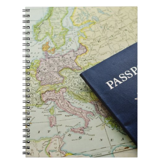ヨーロッパの地図に横たわるパスポートの閉鎖 ノートブック (正面)