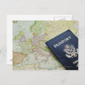 ヨーロッパの地図に横たわるパスポートの閉鎖 ポストカード (正面/裏面)