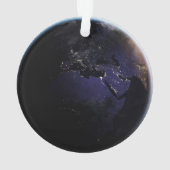 ヨーロッパの夜の街灯を示す完全な地球。 オーナメント (裏面)