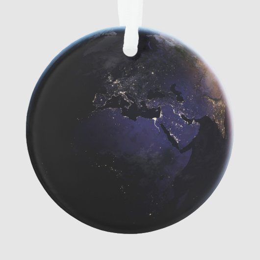 ヨーロッパの夜の街灯を示す完全な地球。 オーナメント (裏面)