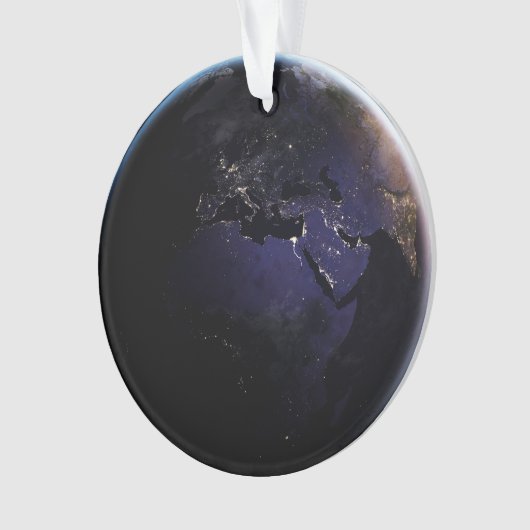 ヨーロッパの夜の街灯を示す完全な地球。 オーナメント (正面)