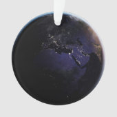 ヨーロッパの夜の街灯を示す完全な地球。 オーナメント (正面)