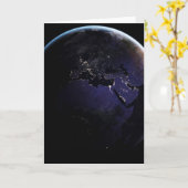 ヨーロッパの夜の街灯を示す完全な地球。 カード (黄色い花)