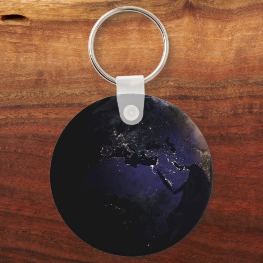 ヨーロッパの夜の街灯を示す完全な地球。 キーホルダー (裏面)