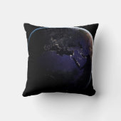 ヨーロッパの夜の街灯を示す完全な地球。 クッション (裏面)