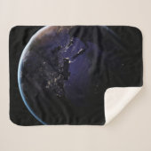 ヨーロッパの夜の街灯を示す完全な地球。 シェルパブランケット (正面(横))