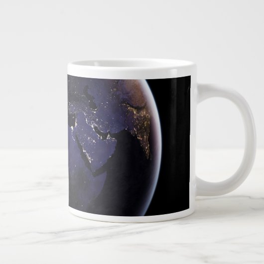 ヨーロッパの夜の街灯を示す完全な地球。 ジャンボコーヒーマグカップ (右)