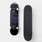 ヨーロッパの夜の街灯を示す完全な地球。 スケートボード (正面)