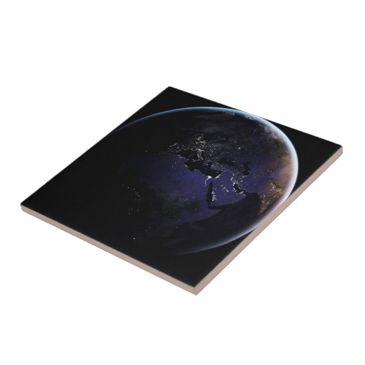 ヨーロッパの夜の街灯を示す完全な地球。 タイル (側面)