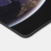 ヨーロッパの夜の街灯を示す完全な地球。 デスクマット (コーナー)