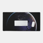 ヨーロッパの夜の街灯を示す完全な地球。 デスクマット (キーボード&マウス)