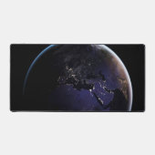 ヨーロッパの夜の街灯を示す完全な地球。 デスクマット (正面)