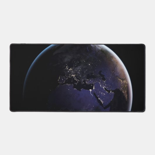 ヨーロッパの夜の街灯を示す完全な地球。 デスクマット (正面)