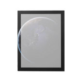 ヨーロッパの夜の街灯を示す完全な地球。 ノートパッド (回転)