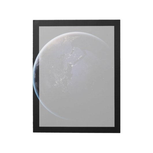 ヨーロッパの夜の街灯を示す完全な地球。 ノートパッド (回転)