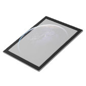 ヨーロッパの夜の街灯を示す完全な地球。 ノートパッド (アングル)