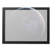 ヨーロッパの夜の街灯を示す完全な地球。 ノートパッド (正面)