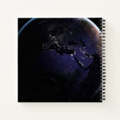 ヨーロッパの夜の街灯を示す完全な地球。 ノートブック (裏面)