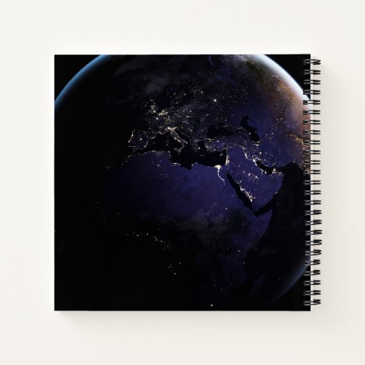 ヨーロッパの夜の街灯を示す完全な地球。 ノートブック (裏面)
