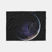 ヨーロッパの夜の街灯を示す完全な地球。 フリースブランケット (正面(横))