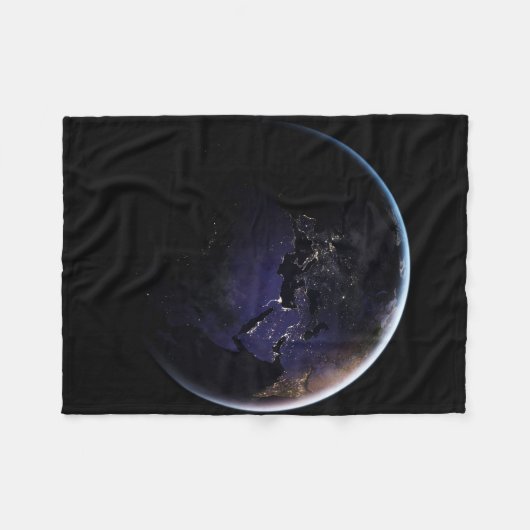 ヨーロッパの夜の街灯を示す完全な地球。 フリースブランケット (正面(横))