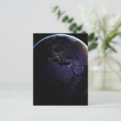 ヨーロッパの夜の街灯を示す完全な地球。 ポストカード (スタンド正面)