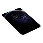 ヨーロッパの夜の街灯を示す完全な地球。 マグネット (右側)