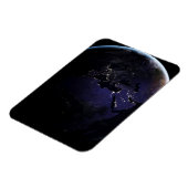 ヨーロッパの夜の街灯を示す完全な地球。 マグネット (左側)