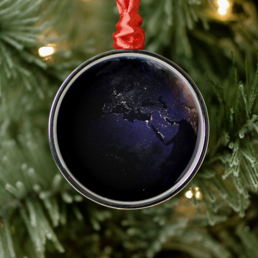 ヨーロッパの夜の街灯を示す完全な地球。 メタルオーナメント (ツリー)