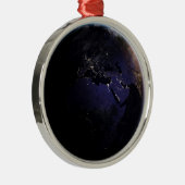 ヨーロッパの夜の街灯を示す完全な地球。 メタルオーナメント (右)