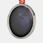 ヨーロッパの夜の街灯を示す完全な地球。 メタルオーナメント (左)