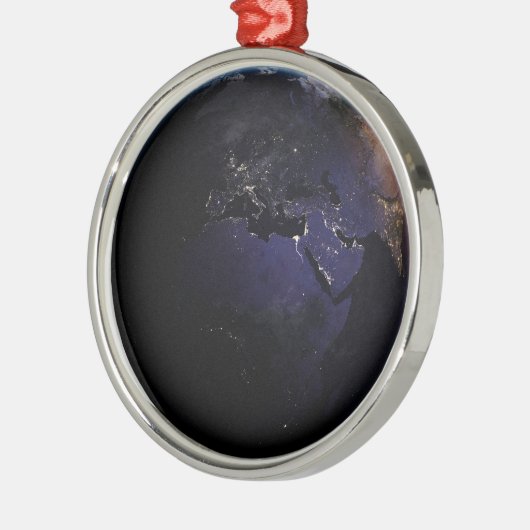 ヨーロッパの夜の街灯を示す完全な地球。 メタルオーナメント (左)