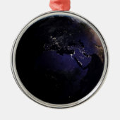 ヨーロッパの夜の街灯を示す完全な地球。 メタルオーナメント (正面)