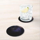 ヨーロッパの夜の街灯を示す完全な地球。 ラウンドペーパーコースター (インサイチュ)