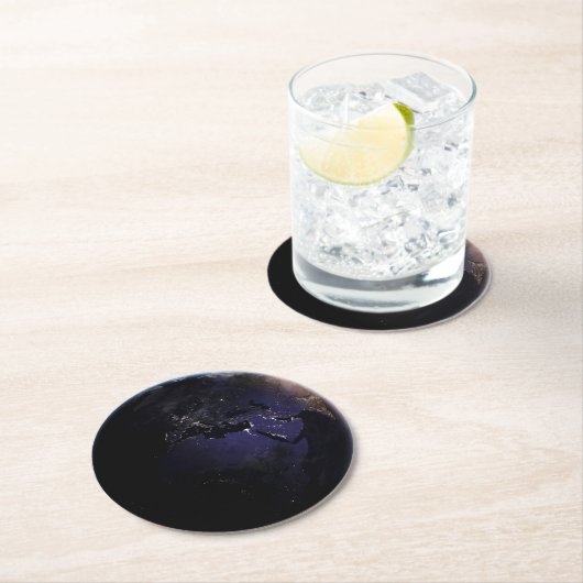 ヨーロッパの夜の街灯を示す完全な地球。 ラウンドペーパーコースター (インサイチュ)