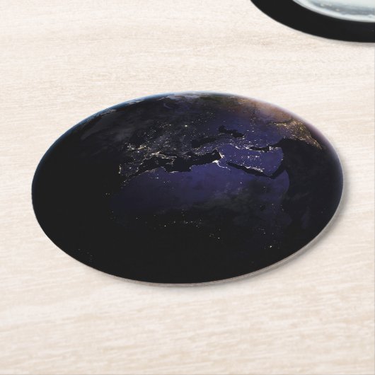 ヨーロッパの夜の街灯を示す完全な地球。 ラウンドペーパーコースター (アングル)