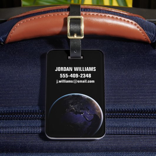 ヨーロッパの夜の街灯を示す完全な地球。 ラゲッジタグ (正面インサイチュ2)