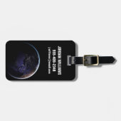 ヨーロッパの夜の街灯を示す完全な地球。 ラゲッジタグ (正面横)