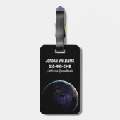 ヨーロッパの夜の街灯を示す完全な地球。 ラゲッジタグ (裏面縦)