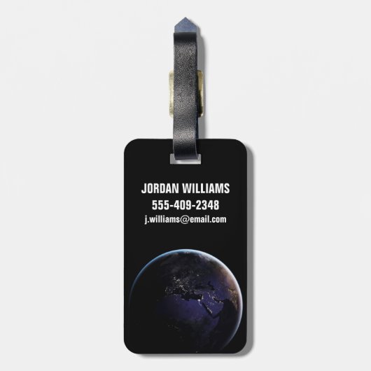 ヨーロッパの夜の街灯を示す完全な地球。 ラゲッジタグ (裏面縦)