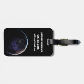 ヨーロッパの夜の街灯を示す完全な地球。 ラゲッジタグ (裏面横)