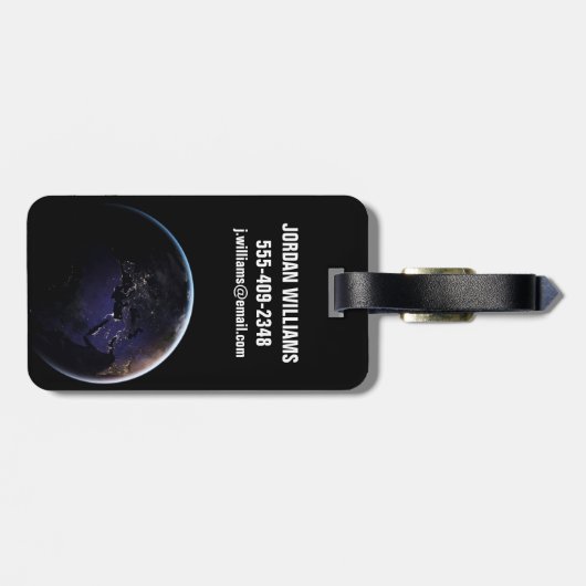 ヨーロッパの夜の街灯を示す完全な地球。 ラゲッジタグ (裏面横)