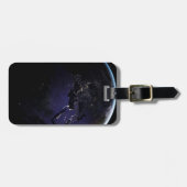 ヨーロッパの夜の街灯を示す完全な地球。 ラゲッジタグ (正面横)