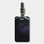 ヨーロッパの夜の街灯を示す完全な地球。 ラゲッジタグ (正面縦)