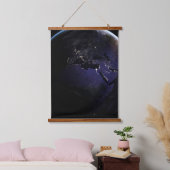 ヨーロッパの夜の街灯を示す完全な地球。 吊り下げ型タペストリー (寝室)